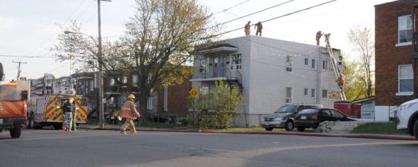 Un incendie dans un immeuble de la rue Melançon a mobilisé plusieurs pompiers et policiers de Saint-Jérôme, le 7 mai 2015.