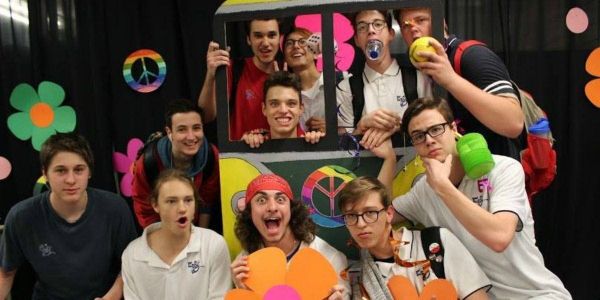 Des participants du Lunch Beat de l'École polyvalente Saint-Jérôme, dans le «magic bus». Photos par Louis-Olivier Renaud