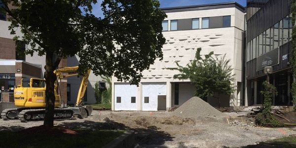 On refait l'entrée du Cégep de Saint-Jérôme ces jours-ci, avant d'entamer de plus gros travaux à l'automne.