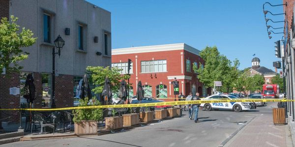 Les policiers empêchaient les gens de marcher sur toute la largeur de la rue de la Gare, à Saint-Jérôme le 6 juin 2015.