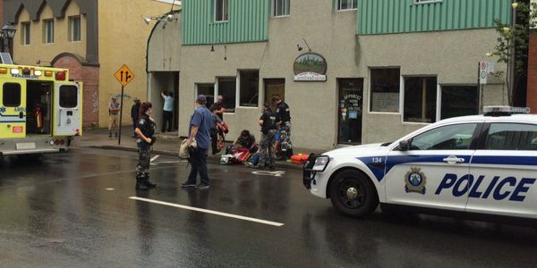 L'homme était allongé devant la façade du restaurant Cambodiana, sur la rue Saint-Georges, le 23 juin 2015.