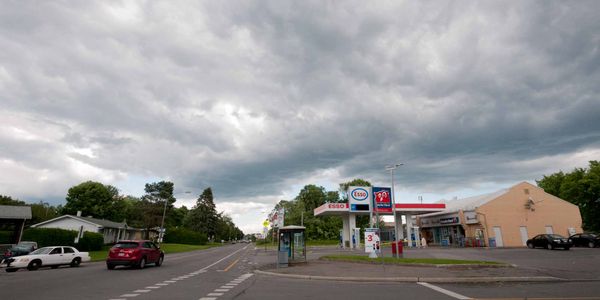 La station d'essence au coin de la 36e avenue et de la 10e rue était fermée depuis 14h30, faute d'électricité.