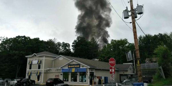 Il y avait une importante colonne de fumée au village de Saint-Hippolyte, le 21 juin 2015.