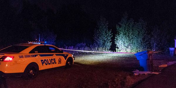 Une voiture de patrouille était stationnée derrière des résidences de la rue Blanchard, à Saint-Jérôme, le 5 juillet 2015.