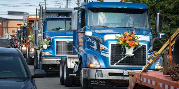 Un cortège de 26 camions a accompagné Michel Rochon à son dernier repos , le 3 juillet 2015.