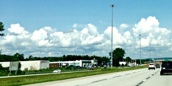 C'est un lampadaire comme celui-ci qui est tombé sur deux voies, le midi du 2 juillet à la hauteur du kilomètre 41 sur l'auto