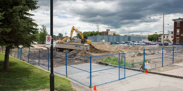 On a creusé une bonne partie de l'été sur le futur site de la salle de spectacle de Saint-Jérôme, ici en août 2015.