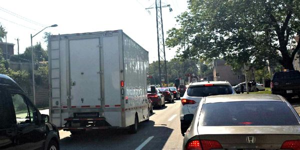 Une file de voitures sur le boulevard J.-B.Rolland. Cette fois, la cause était un accident mineur. D'autres fois, la cause es