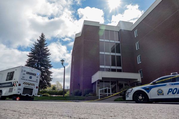 Il y avait plusieurs véhicules sur la rue Rochon, le matin du 23 mai 2017 à Saint-Jérôme.
