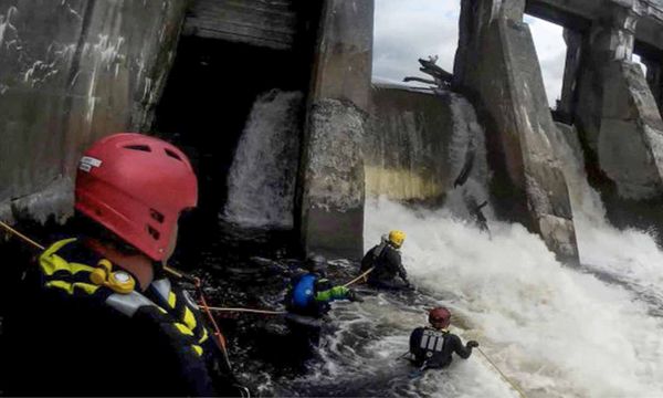 Le Service de sécurité incendie de Saint-Jérôme au pied du barrage de la mini-centrale sur la rivière du Nord, le 30 mai 2017
