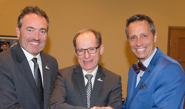Le maire Maher, avec un noeud papillon, posant aux côtés du directeur général de Saint-Jérôme Yvan Patenaude et du prochainem