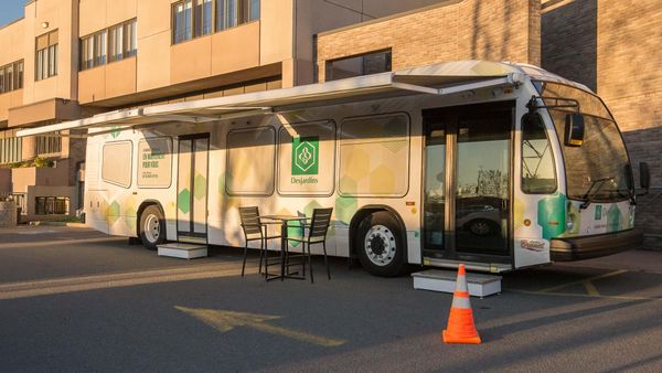 Une caisse Desjardins sur quatre roues