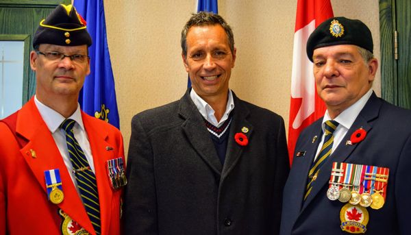 Sylvain Duchesne, sergent d’Arme et officier de la liaison cadet, Stéphane Maher, maire de Saint-Jérôme, et Aldo Gauthier, pr