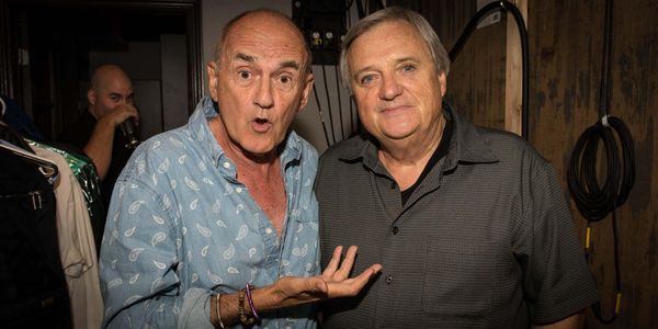 Joël Denis et le chanteur Stéphane rigolaient dans leur loge avant le spectacle du 10 septembre au Tapis Rouge.