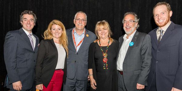 L'animateur du débat, Mathieu Déziel de Centraide Laurentides, la candidate libérale Janice Bélair Rolland, le député sortant