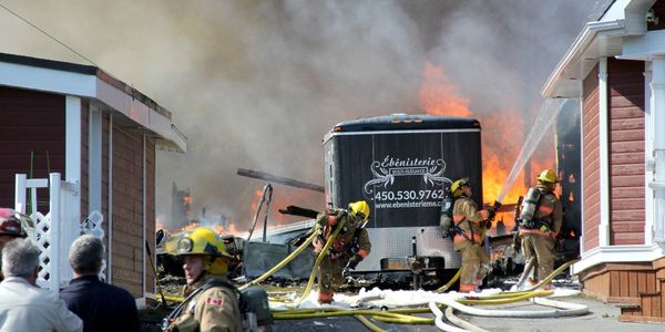 Les flammes ont attaqué rapidement les édifices du boulevard des Hauteurs, le samedi 3 octobre à Saint-Jérôme. Photo par Alex