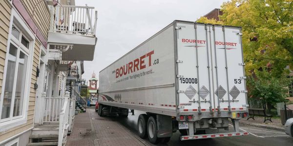 La remorque du camion a accroché le balcon de l'édifice qui fait le coin des rues De Villemure et de la Gare, le 13 octobre 2