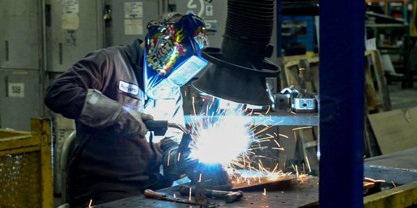 On était dans les années 1950 quand Vulcan Machine Works a commencé à travailler le métal à Saint-Jérôme. On le fait encore a