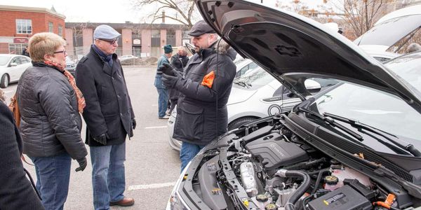 Les autos changent, mais pas les humains! Rien de tel qu'un coup d'oeil sous le capot quand une auto nous intéresse.