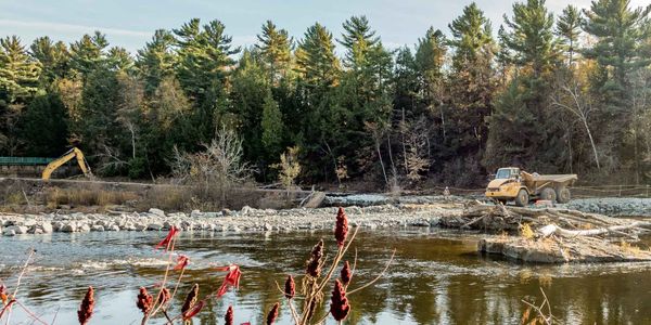 Une digue et des chemins d'accès ont été aménagés pour démolir le barrage.