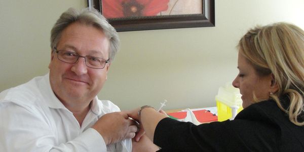 Jean-Louis Foisy, pdg du CISSS de Saint-Jérôme, reçoit le vaccin contre la grippe.