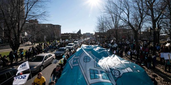Il y avait peut-être 2000 personnes dans le parc Labelle, sur la rue Saint-Georges et sur le parvis de la cathédrale, au cent