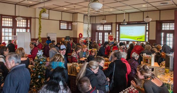 Un marché de Noël bondé et... local!
