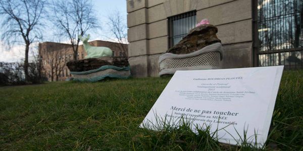 Il était pourtant bien inscrit de ne pas toucher, au pied de l'oeuvre Garoche et Pantouf, exposée devant le Vieux-Palais de S