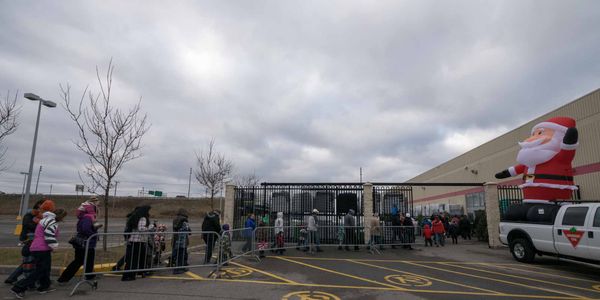 Il y avait une bonne file pour rencontrer le Père Noël après son arrivée au magasin Canandian Tire de Saint-Jérôme, le 5 déce