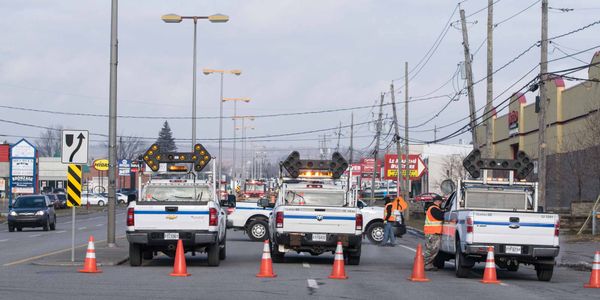 La route 117 était fermée par trois camions du ministère des Transports du Québec, le matin du 5 décembre 2015.