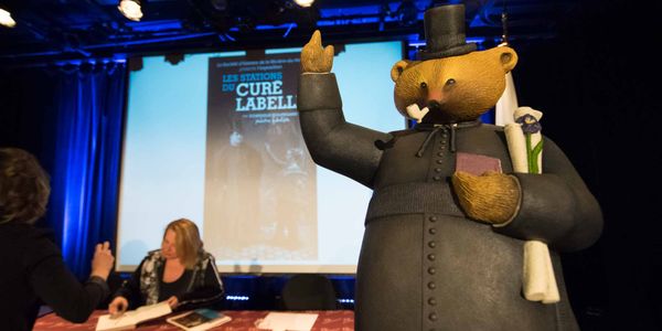 Une statue de l'ours qui représente le curé Labelle dans les toiles de Dominique Beauregard.