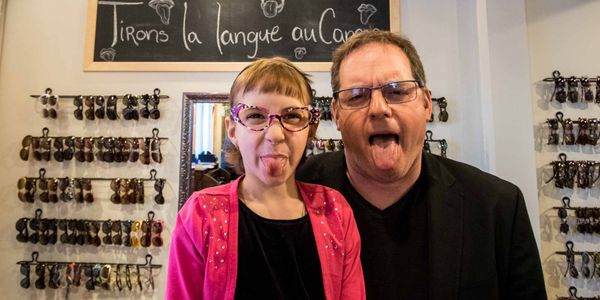 Julymaude et Paul Doucet tirent la langue au cancer, à la lunetterie Les Branchés, le 20 janvier 2016.