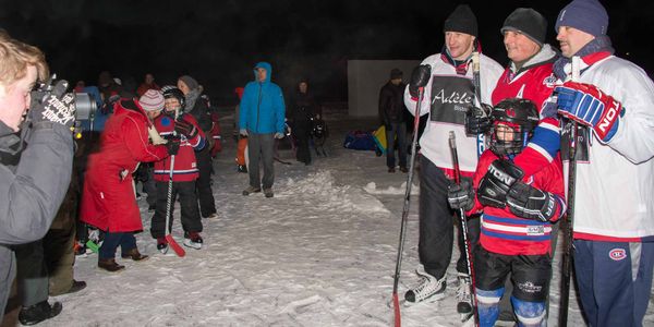 Après un match de hockey en compagnie de leurs deux idoles, les jeunes avaient droit à une photo personnelle en compagnie d'A