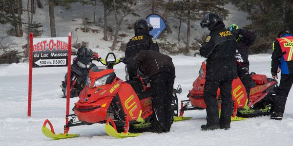 La police en a profité pour faire de la prévention auprès des nombreux motoneigistes qui passaient à côté de l'endroit princi