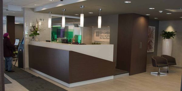 L'ouverture officielle pour souligner les rénovations majeures à la Caisse Desjardins Pays d'en Haut de Saint-Sauveur, le 9 f