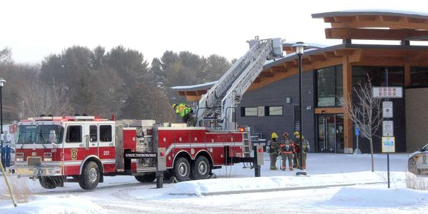 Les pompiers de Sainte-Adèle montent pour inspecter le toit de la Place des citoyens, le 11 février 2016. Photos par Alexandr