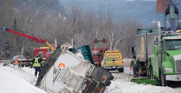 Deux incidents à quelques centaines de mètres l'un de l'autre ont requis de la machinerie lourde et plusieurs minutes de pati
