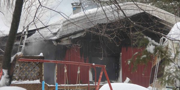 Cette maison rouge de la rue Raymond à Prévost a été noircie par les flammes, le 20 février 2016. Photos par Alexandre Parent