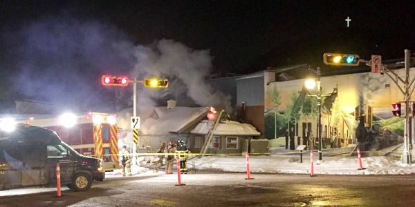 L'incendie a eu lieu au coin du boulevard de Sainte-Adèle et de la rue Morin, un passage obligé de Sainte-Adèle. Photos par A