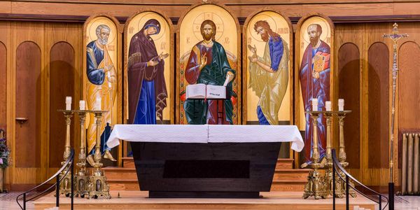 Derrière l'autel de la Cathédrale de Saint-Jérôme trônent cinq icônes peintes à la main par les soeurs moniales bénédictines