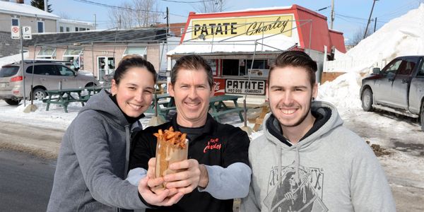 Le trio qui amorce sa saison de friture sur la rue Bélanger: Vanessa Kempffer, Alain Poirier et Jonathan Geoffroy. Photo par