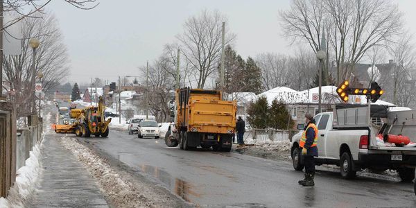 Un camion était immobilisé sur le pont Sainte-Paule, l'après-midi du 7 mars 2016. Photos par André Bernier