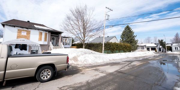 Des fenêtres barricadées et un toit manquant à cette maison de la rue Du Vicomte, à Saint-Jérôme le 12 mars 2016.