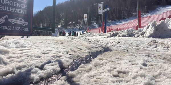 Quand l'eau ruisselle et que la neige n'est plus blanche vers le mont Gabriel, c'est un signe de printemps.