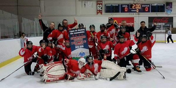 L'équipe championne: les gardiens Olivier Corbeil, Lenny Archilla. Au deuxième rang: Keven Lorange, William Fillion, Grégorie
