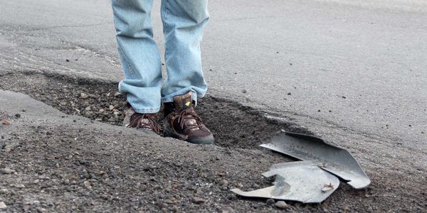 Un nid-de-poule aussi profond que des bottes a endommagé une voiture le matin du 29 mars 2016, sur la route 117 à Sainte-Adèl