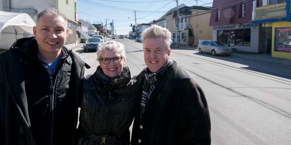 Claudio Vega, Linda Maurice et Michel Jolicoeur debout dans le secteur qu'on appellera désormais le Plateau St-Georges, à Sai