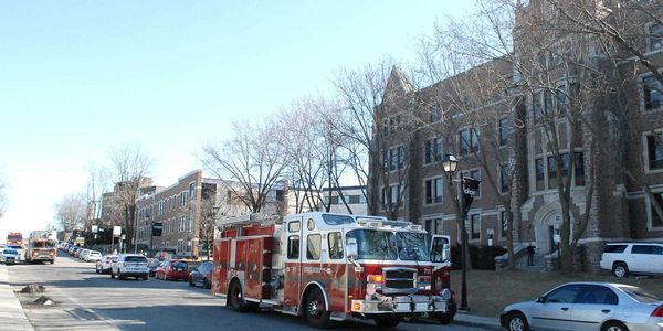 La rue Fournier s'est remplie de camions de pompiers, le matin du 15 avril 2016, face au Cégep de Saint-Jérôme. Photos par An
