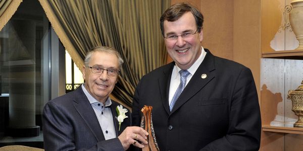 Gilles Trudel en compagnie du ministre de l'Emploi et de la Solidarité sociale François Blais lors de la remise du prix Bénév
