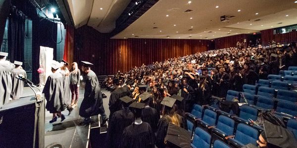 Les finissants diplômés de l'École polyvalente de Saint-Jérôme, qui montent sur la scène de la salle André-Prévost pour une p